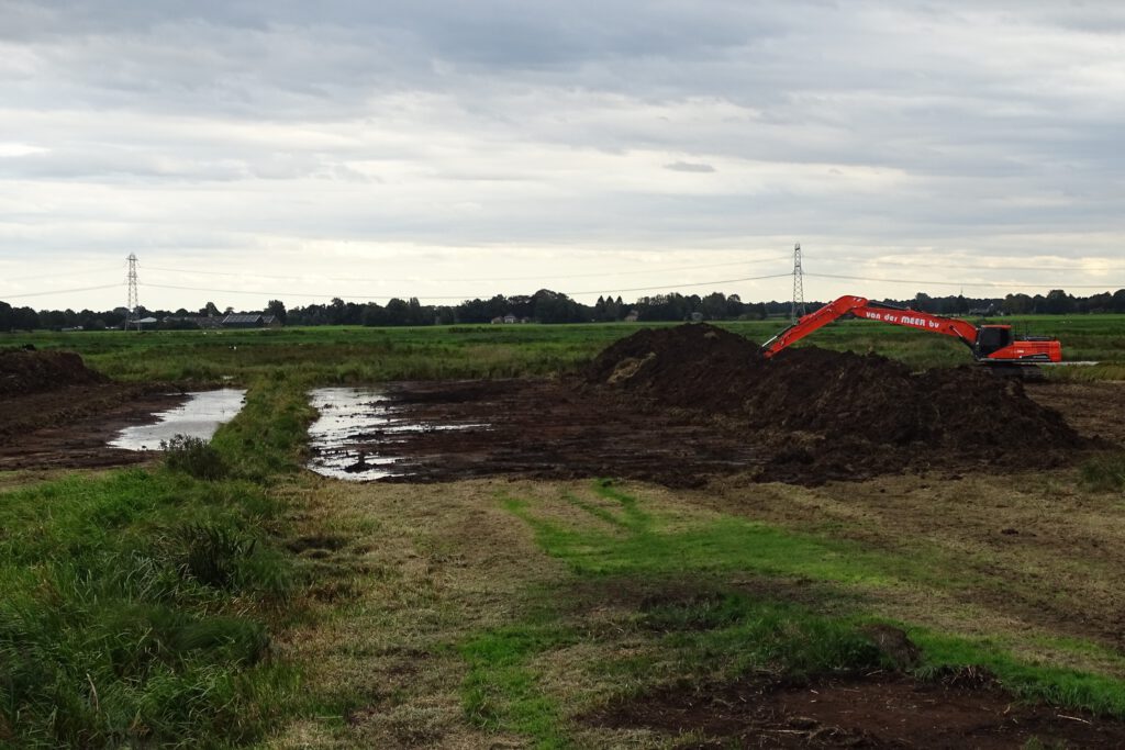 Foto: Afplaggen in de Ottervallei voor betere moeras ontwikkeling, grond wordt gebruikt voor het verbeteren van de kade aan de Matsloot.