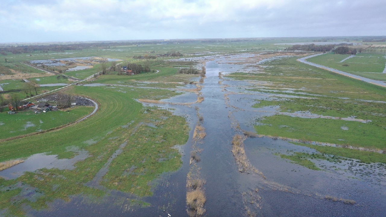 Dronebeeld van de ondergelopen polder de Dijken