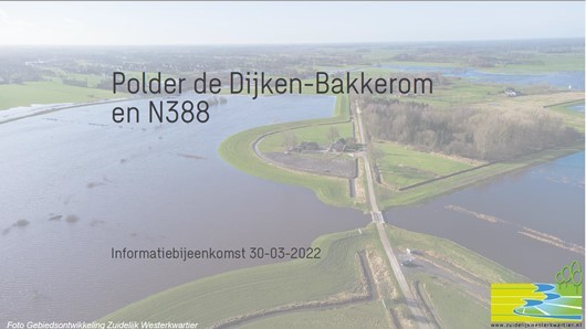 De hoofdslide van de presentatie, bestaande uit een foto van het bergingsgebied De Dijken Bakkerom, met daarboven de Titel Polder de Dijken Bakkerom en de N388, en de datum 30 maart 2022. Linksonderin zien we het logo van het zuidelijkwesterkwartier